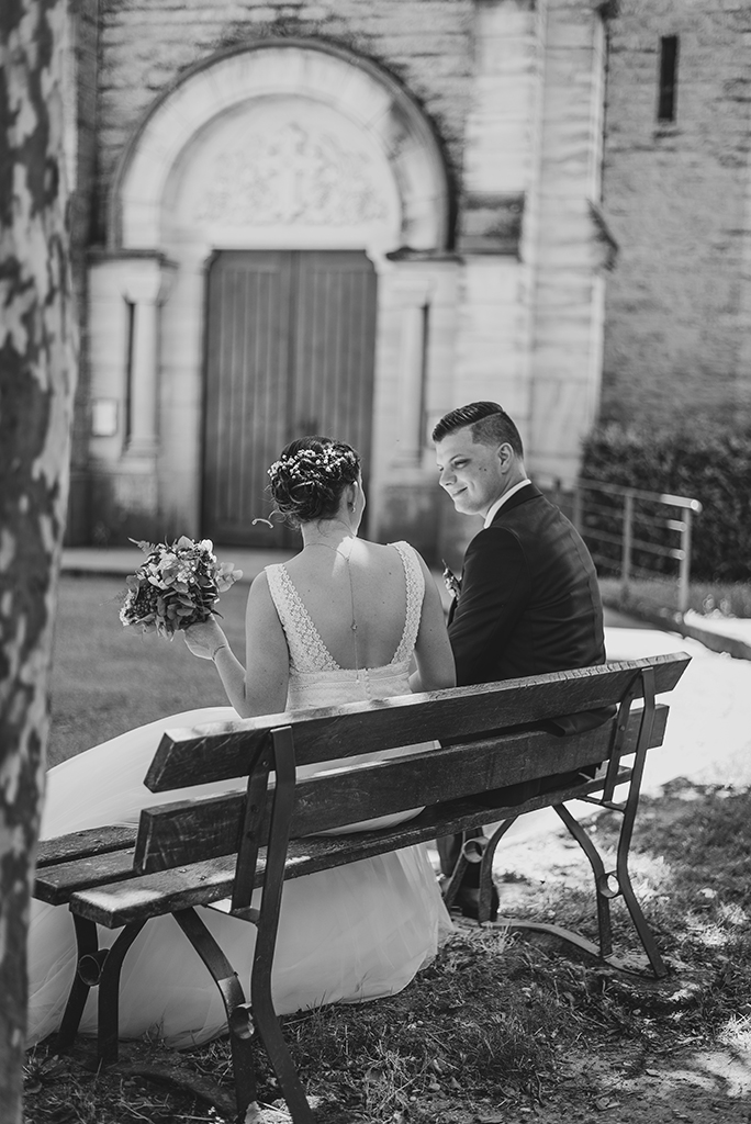mariage photographe noir blanc lyon miribel marié banc eglise